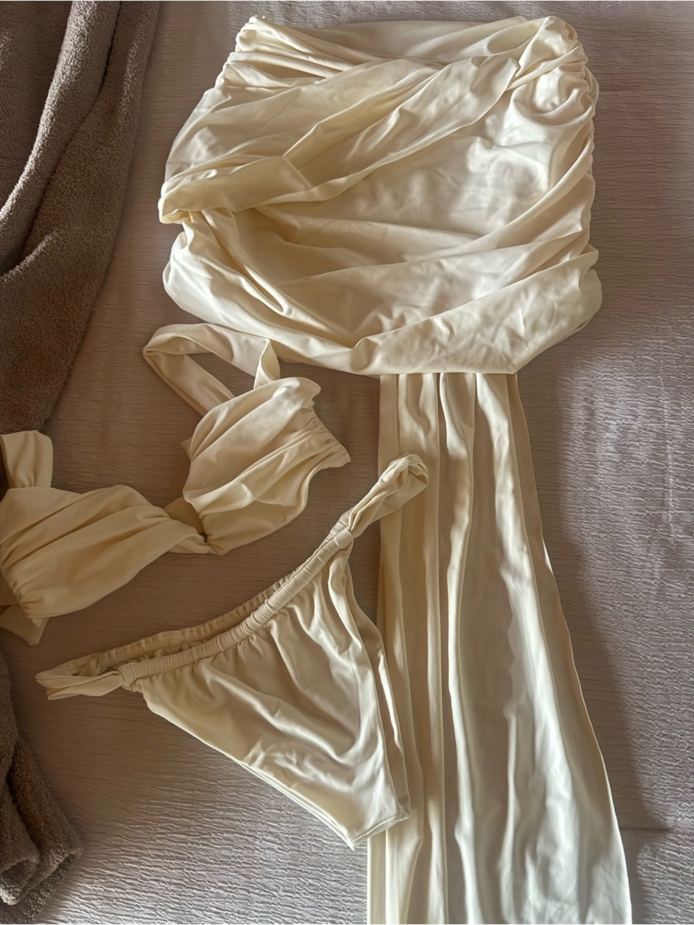 Divino Seas Ana de Bretaña in Ivory Apricot Bikini Bathing Suit Set